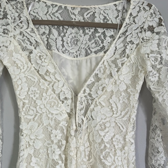 Pinko Cream Long Sleeve lace Dress
Size 4 - Picture 13 of 13